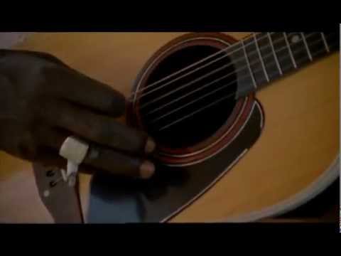 Ali Farka Touré on a pinas singing Dofana with Samba Touré,Barou Diallo and other musicians.
