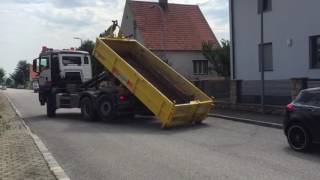 Abstellen eines Container in Parklücke