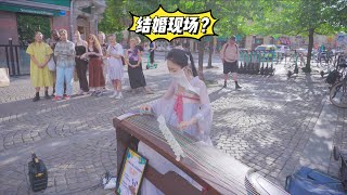 穿汉服在国外街头演奏古筝版【琵琶行】｜外国人误认为是婚礼现场-Street Performance- Chinese Guzheng Cover