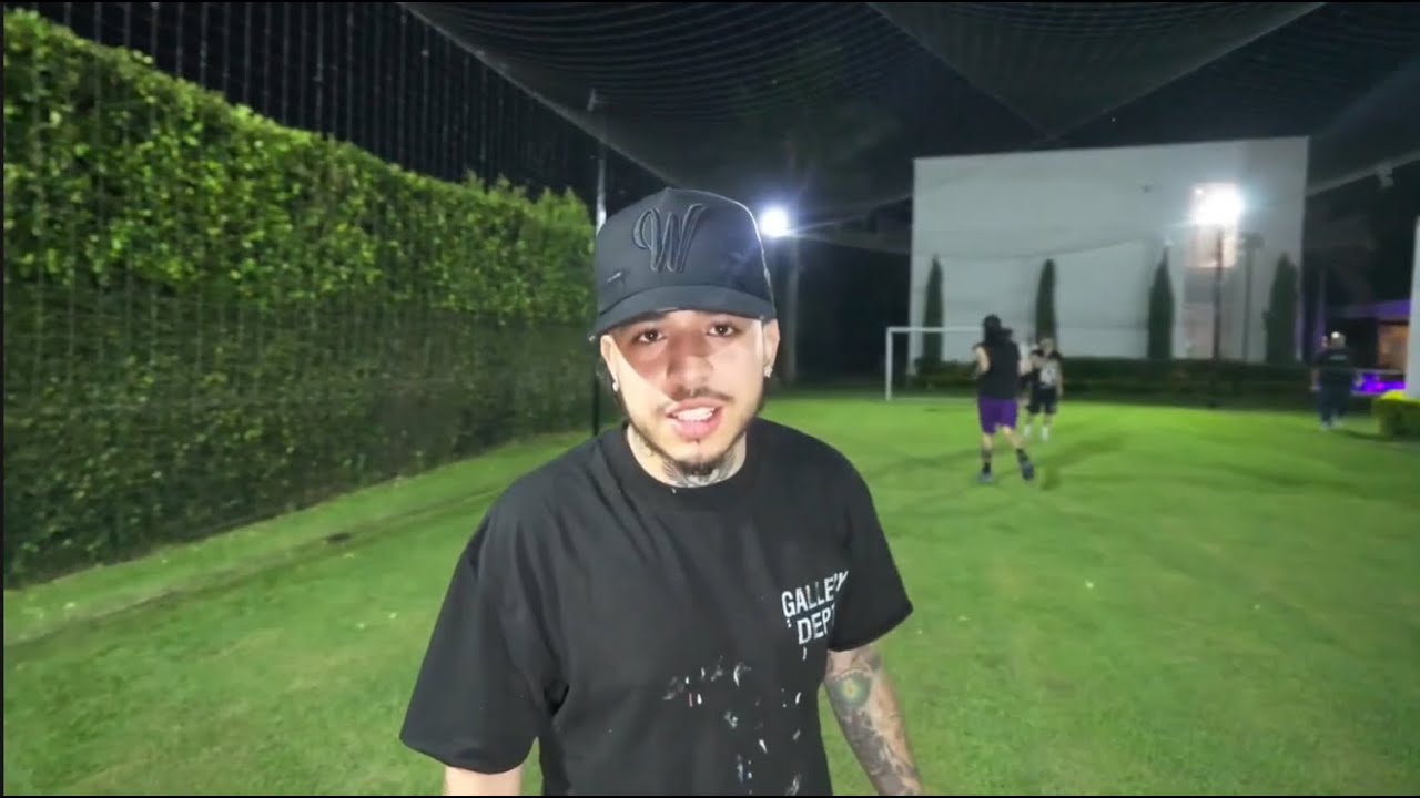 EL NENE JUGANDO FUTBOL CON LA INDUSTRIA DEL DINERO