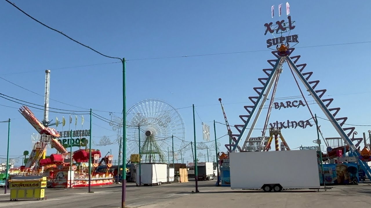 Montaje de las Atracciones de la Feria de Agosto de Málaga 2025. 