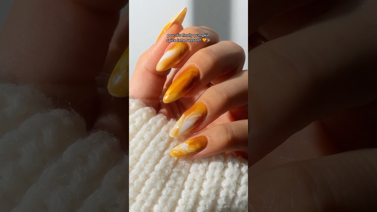 Pumpkin spice nails that even your barista will envy😉