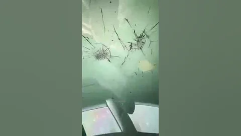 直擊 - Tesla 天幕頂被冰雹打到裂曬🙈 - 天天要聞