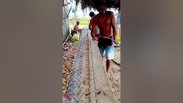 Workers make unique handmade mesh fences