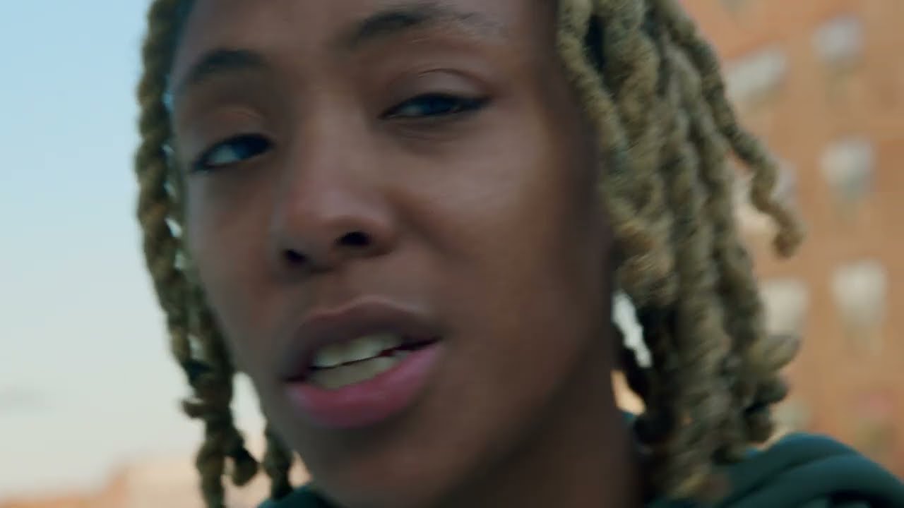 在 YouTube 上观看 Zoe Gawd -Foreign (official video)