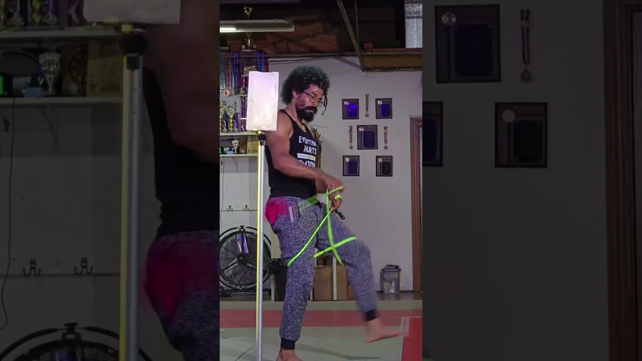 It's tricks like this that make me think I'M the Yo-Yo🪀 #benseiarmy #trickshot #meteorhammer