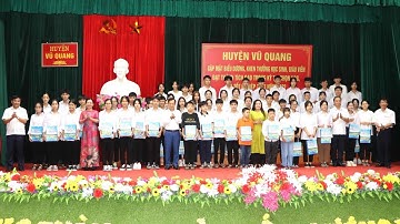 Huyện Vũ Quang: Biểu dương 123 học sinh và giáo viên có thành tích xuất sắc trong năm học 2021-2022