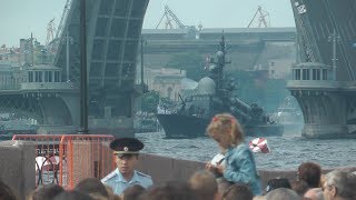 Парад ВМФ в Санкт-Петербурге. С нами Бог и Андреевский флаг