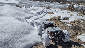 Axial Wraith Spawn Snow Crawling by the Lake!!