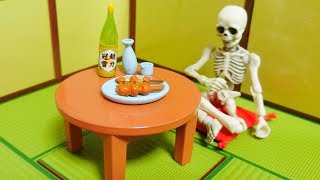 Re-Ment Miniature Japanese Evening Drink Set Toy Unboxing
Please Subscribe!!
https://www.youtube.com/channel/UCJDSnLZLLY6g6yLLQMh5AOg?sub_confirmation=1
It is the toy of the miniature with an evening drinking of Japanese style as a concept has released by Re-Ment.
A tatami mat, a Japanese style table, sake, a drinking sake cup and a Japanese BBQ chicken are included the set.
Those are very small one of each and its precisely well finished. Re-Ment Miniature Japanese Evening Drink Set Toy Unboxing