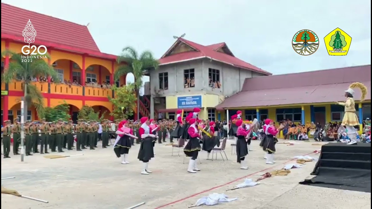 Penampilan Siswa dan Siswi SMK Kehutanan Negeri Pekanbaru Angkatan XIV pada Kompetisi Marching Band.