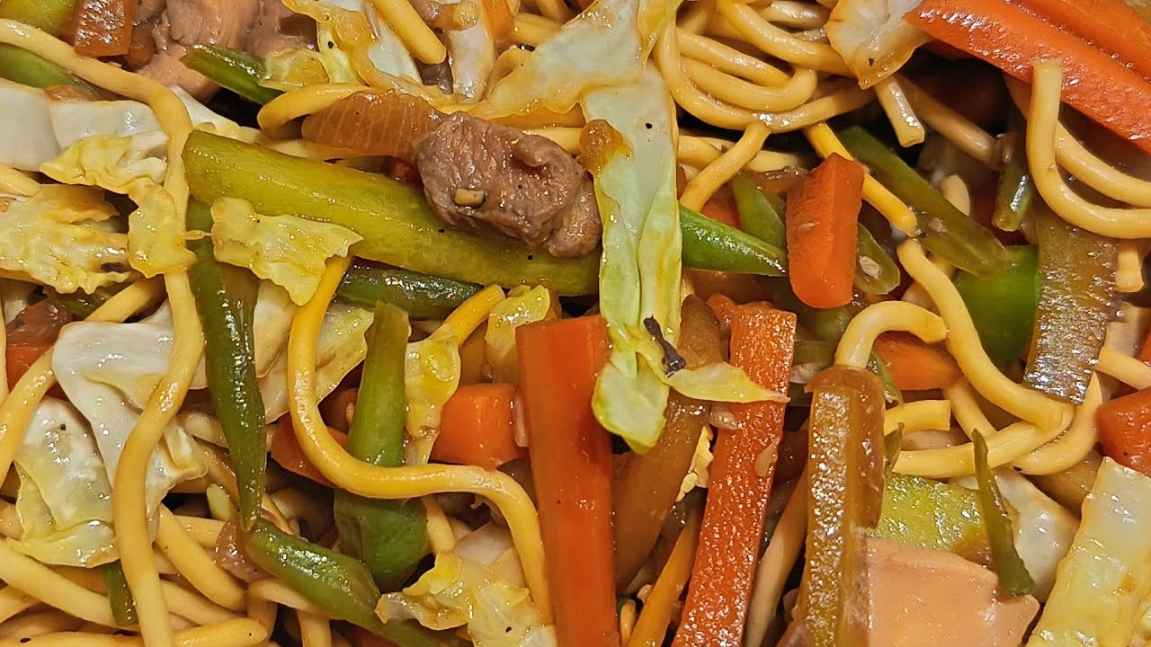 ATE JELAI HK(JC C3)  is live! yummy pancit 😋😋😋😋 mlso po