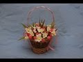Оформление корзинки с цветами из конфет. DIY sweet design