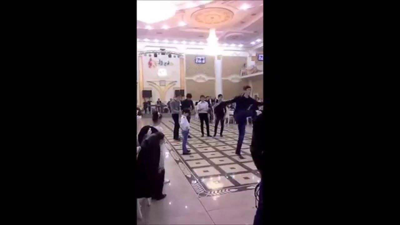 Обложка диска чеченская лезгинка. Чеченские песни турпал али хамид. Турпал абдулкеримов айшат. Мадина песня. Танцует турпал.