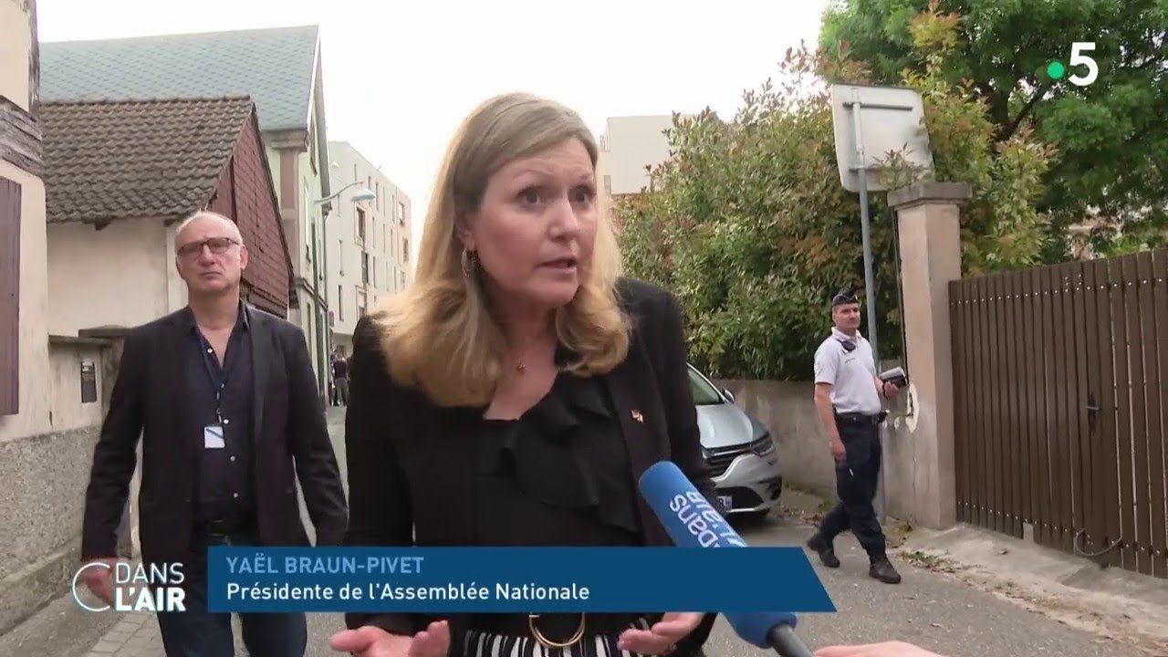 Yaël Braun-Pivet planche sur la réforme des institutions - Reportage #cdanslair 31.05.2023