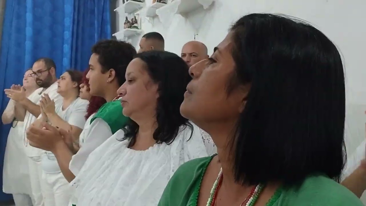 Ele é o Rei das Matas, senhor da prosperidade,Grande caçador, ilumina nossos caminhos,Oke Arô Oxossi