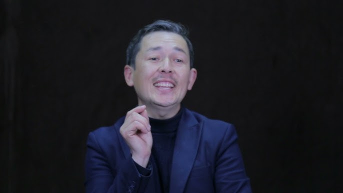 harom külotlar ichida U qollarini siqib, qichqiradi: Meni siking.