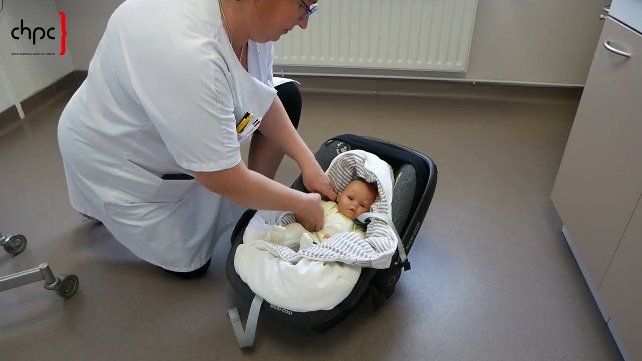 Installer bébé dans la voiture