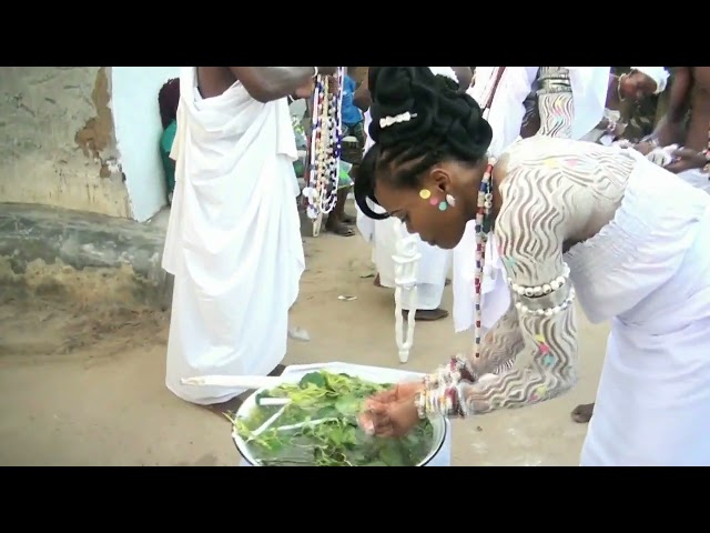 La cérémonie de Mamie Wata chez Togbe Yedy le président communal à CNCVB-RACINE Athiémè et du Mono class=