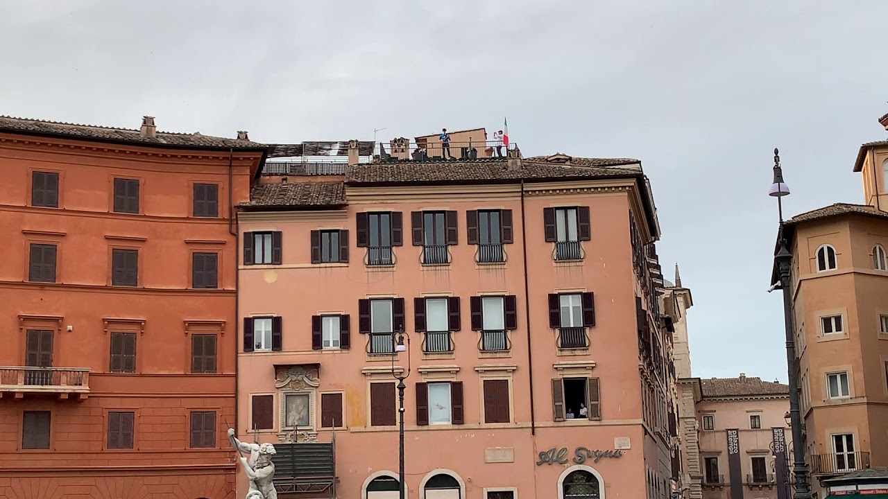 Jacopo Mastrangelo enchants Rome with De Gregori’s La Donna Cannone