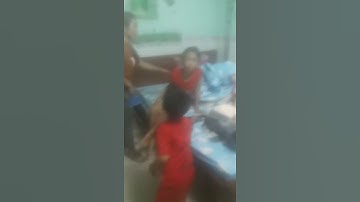 Ba chị em bị mẹ đánh cái tội kêu ăn cơm mà k ăn