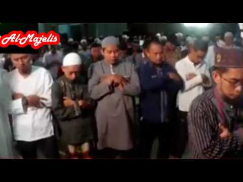 ustadz-adi-hidayat-menjadi-imam-shalat-isya-berjama'ah-di-masjid-al-ihsan