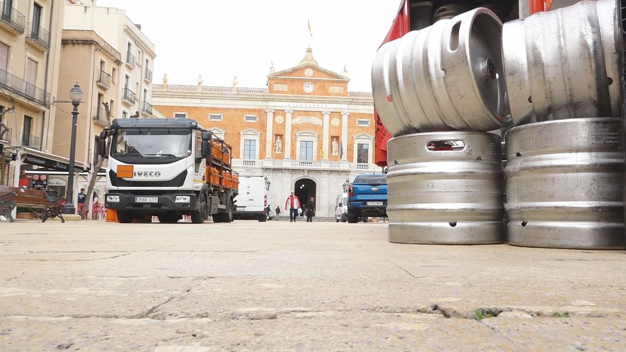 Els últims camions i furgonetes a la plaça de la Font