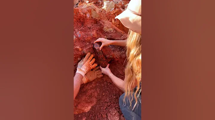💎 Unearthing A Rare Quartz Crystal! ⛏
