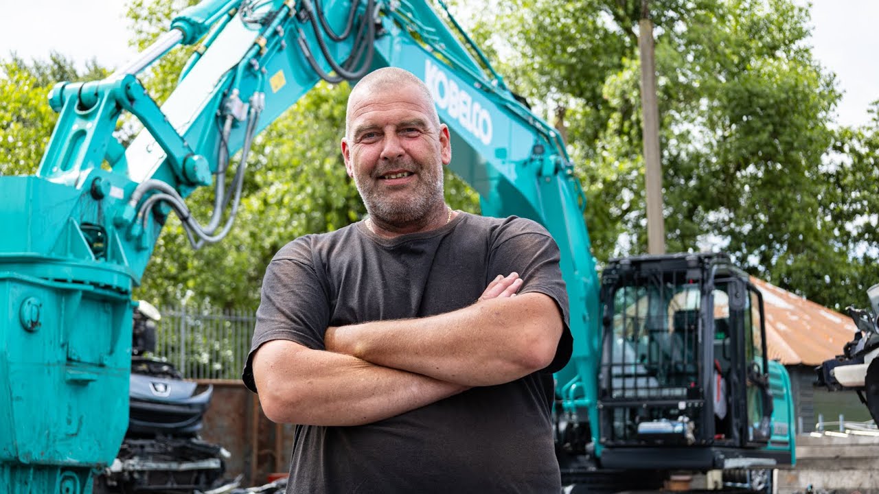 Opnieuw een Kobelco SK210D voor Autodemontage M.J. Rutte & Zn!