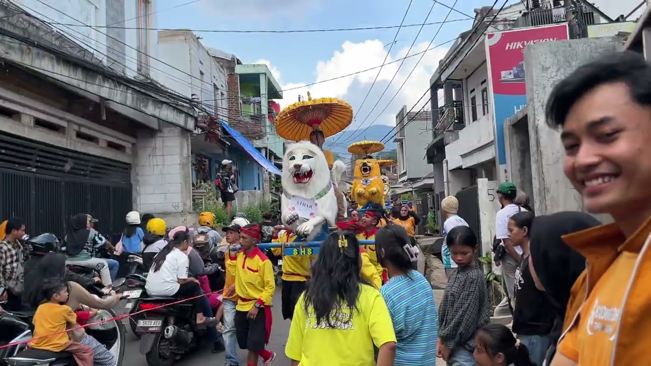 Arak arakan seni benjang mekar budaya cigending