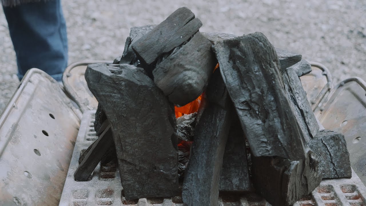 火おこしのやり方 市販の着火剤なしで超簡単4分で炭に火をつける方法 Youtube