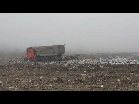 Выгрузка мусора на полигоне в Черкесске