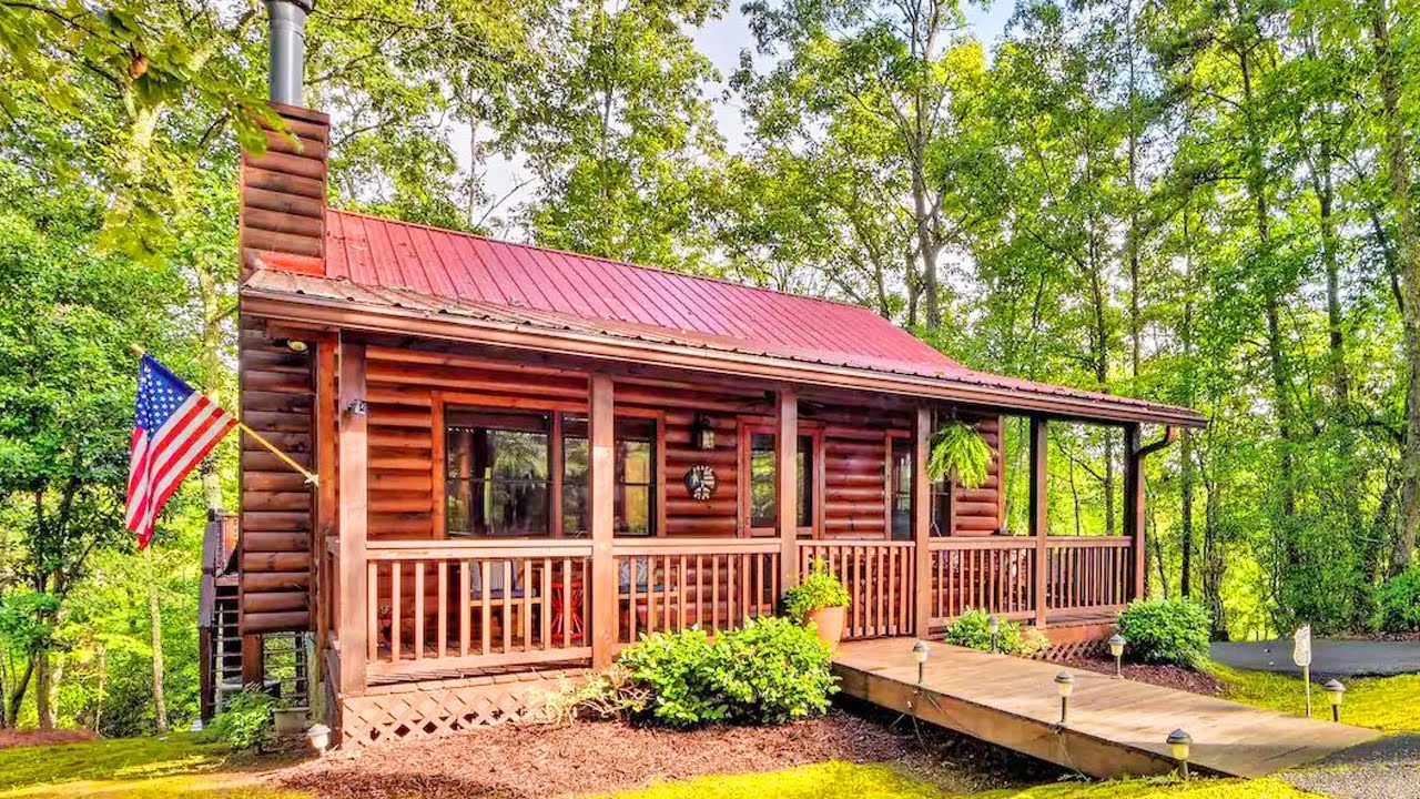 Cozy Cabin in Private Location with Hot Tub & Grill | Lovely Tiny House