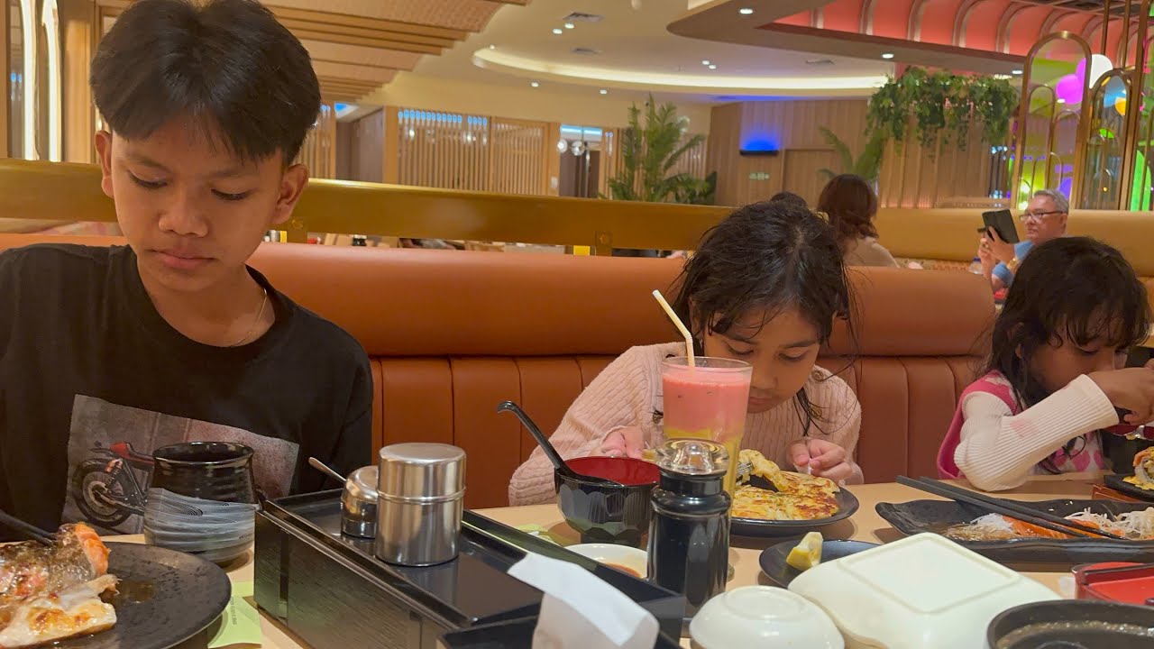 KESERUAN FAREL VANIA DAN NAYA HARI INI MAIN, NGEMALL MAKAN #sushitei