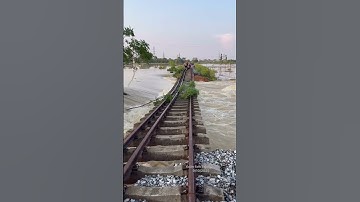 Nước cuốn Vỡ đường tàu. Đường tàu Hà Nội Thái Nguyên đoạn Xuân Sơn Trung Giã Sóc Sơn Hà Nội.