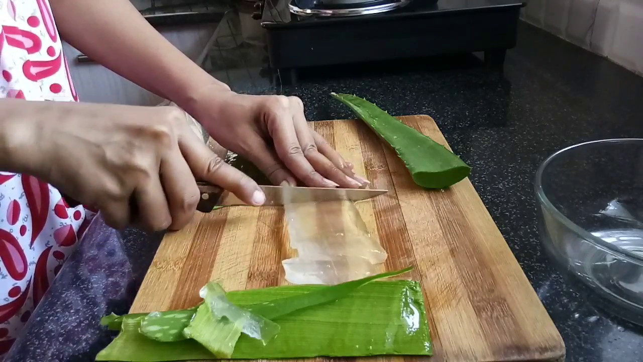 How To Cut Aloe Vera And Remove The Gel Youtube