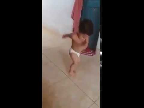 Menino de 2 anos arrasa dançando quadrilha kkk muito engraçado