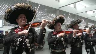 FLASHMOB MARIACHI DE SEMAR EN EL AICM