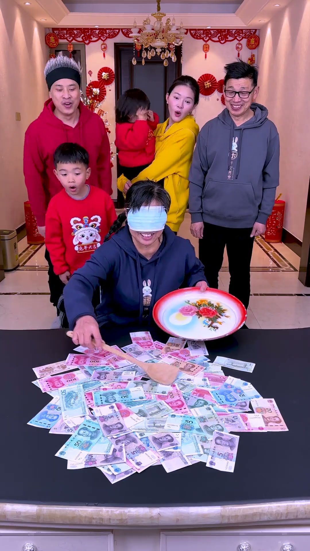 New Year's Game! Shovel Money Challenge!#Funnyfamily#Partygames#Shorts#Challenge