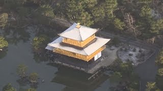 金閣寺、この冬初の雪化粧 京都、黄金色の輝き増す