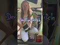 Das Lied kann man jetzt anhören es heißt der Tapeziertisch