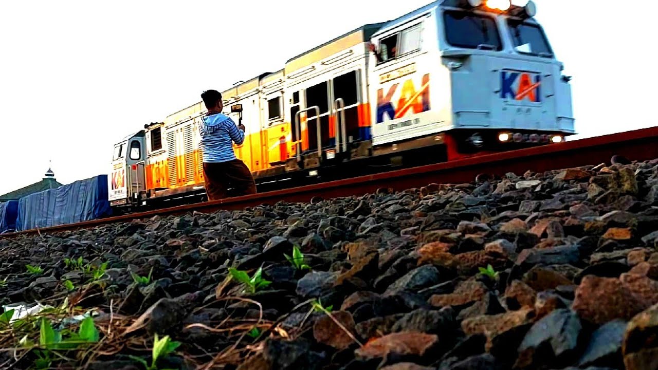 Dapat Sapaan dari masinis ramah | Hunting kereta sampai Maghrib | Daop 3 Cirebon