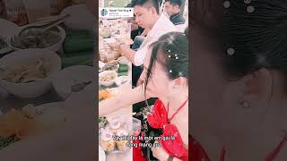 bất ngờ: đi đám cưới mà cô nàng mang đồ ăn bỏ vô tép mang về 😆 #shorts”