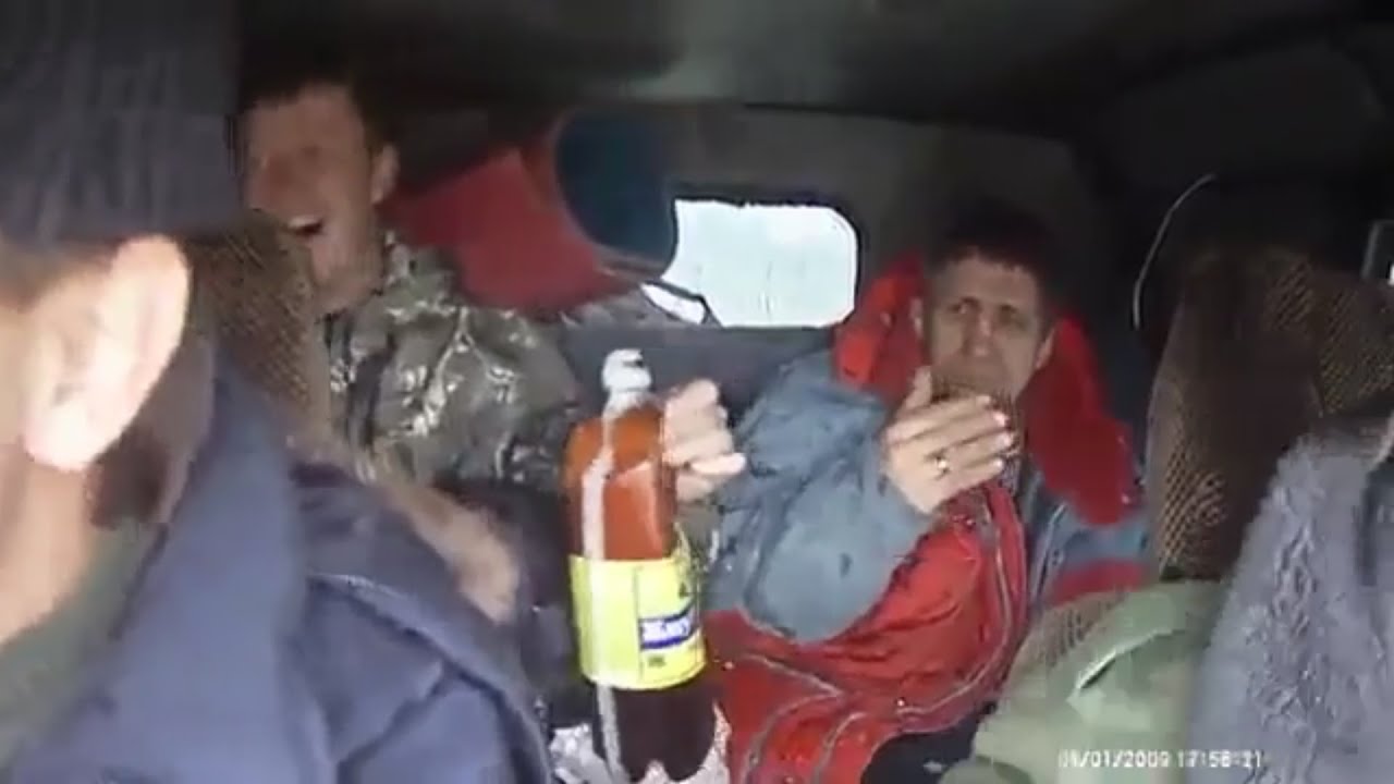 Качок поет в машине