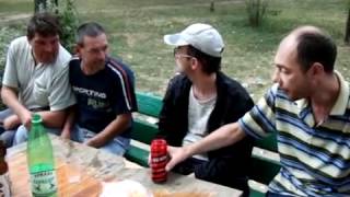 Разборки алкашей за красную банку алко-коктейля / Russian alcoholics