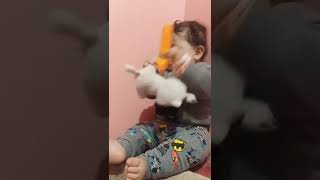 طفل يضرب قطة 😂