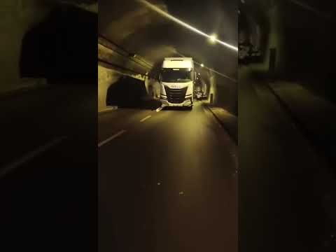 Video Pauroso incidente in galleria sull' autostrada Messina-Palermo, tamponamento a catena più di 50 veic