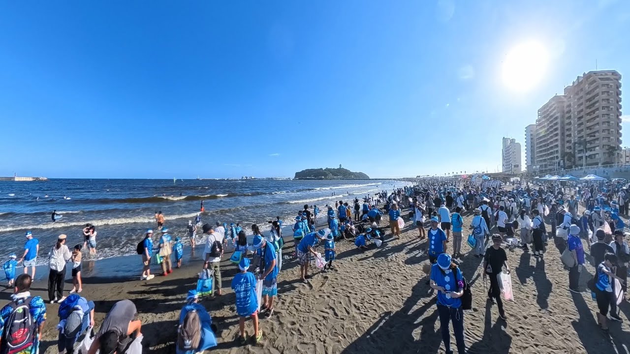 今年は3000人もの青いサンタが集結！江の島を望む海岸でのビーチ