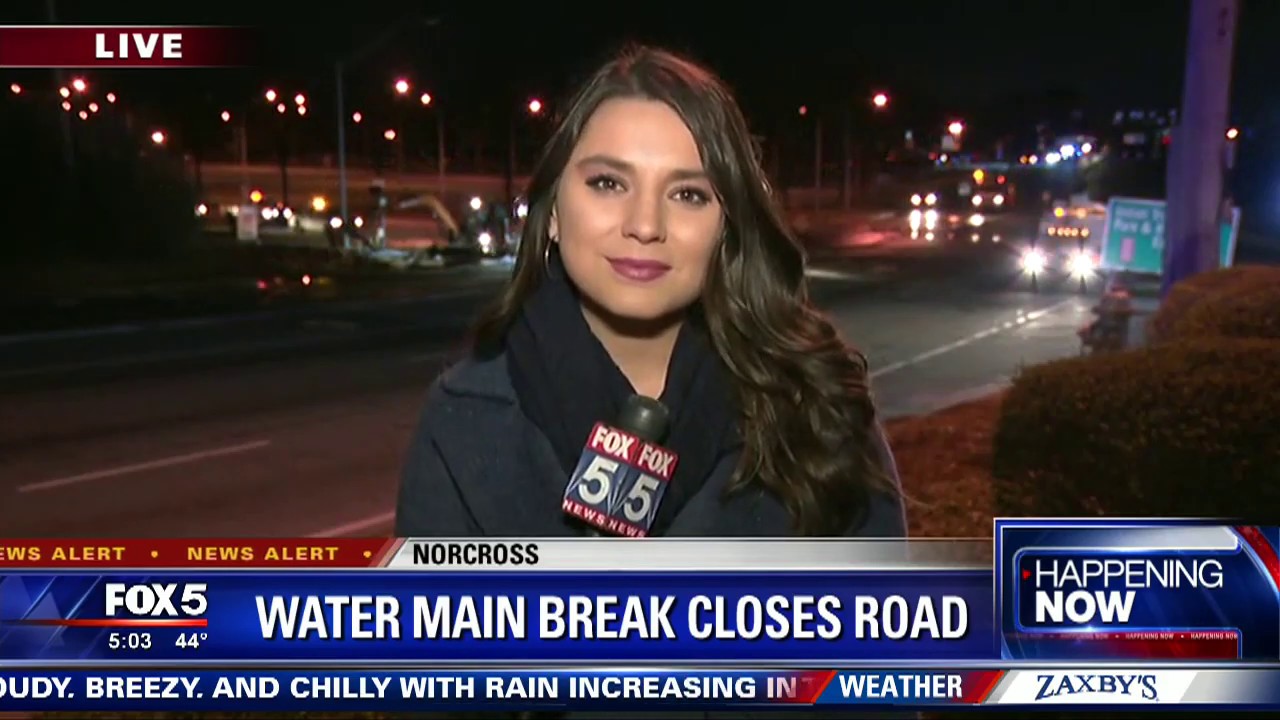 Water main break closes road in Norcross - YouTube