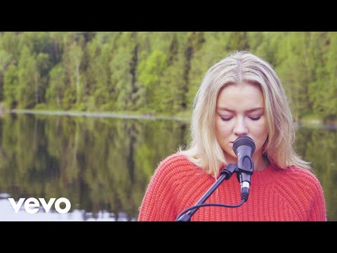 Astrid S - Such A Boy (Acoustic)